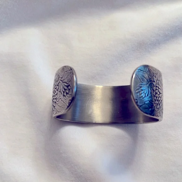 Salisbury Pewter November Flower of the Month Adjustable Bracelet! - Picture 7 of 8